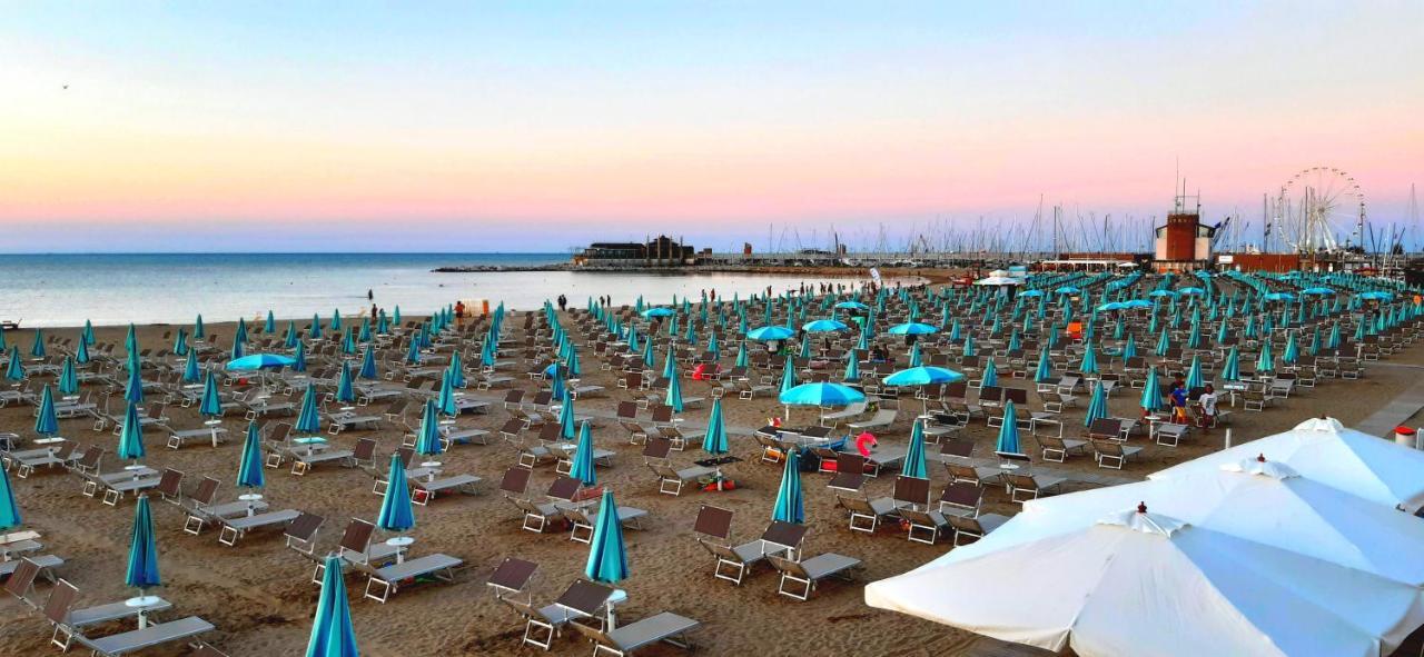 Hotel Paloma Beach Front Chiringuitos Time Rimini Buitenkant foto
