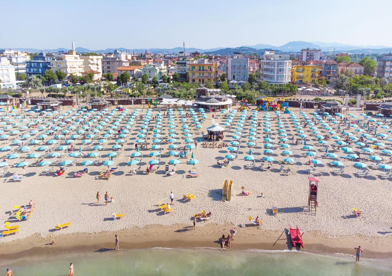 Hotel Paloma Beach Front Chiringuitos Time Rimini Buitenkant foto